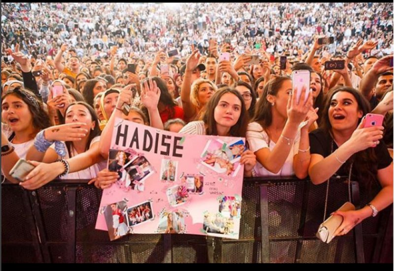 Almanya'da konser veren Hadise tek çizmeyle sahneye çıktı 