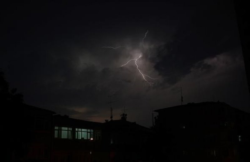 İstanbul'da şimşekler geceyi aydınlattı