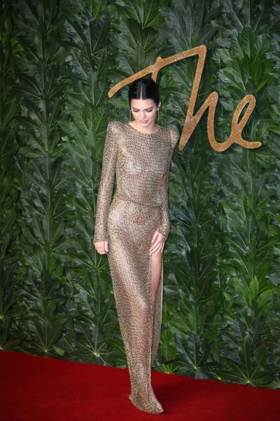 Kendall Jenner moda gecesine damga vurdu 