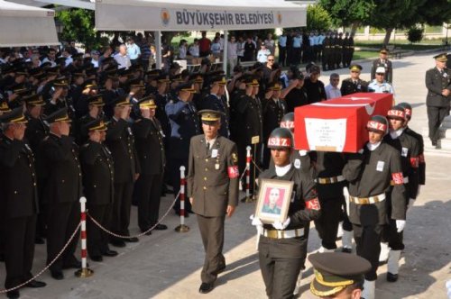 Kadın vekil şehit cenazesinde saf tuttu