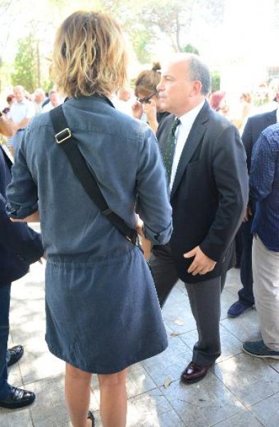 Gülse Birsel annesini son yolculuğuna uğurladı