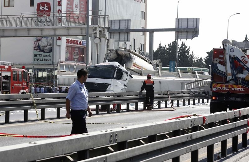 Avcılar'da E-5 üzerinde bir üst geçit çöktü