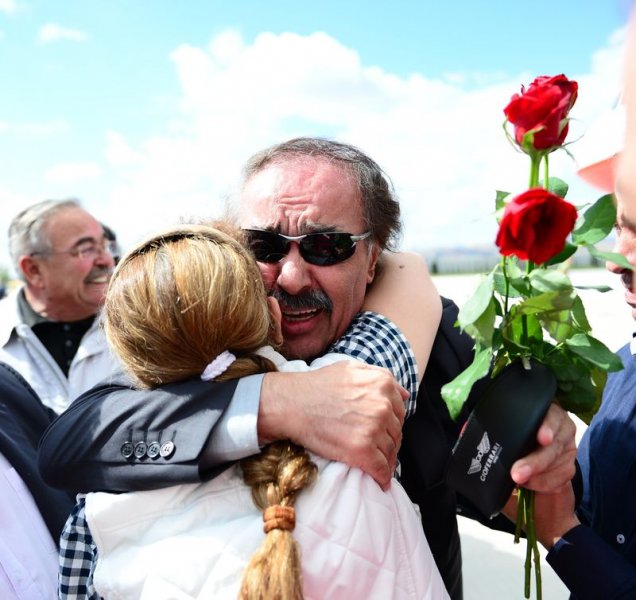 Serbest kalan Türkler aileleriyle buluştu