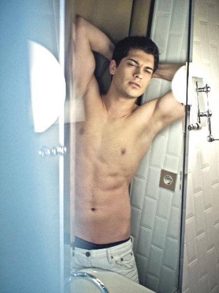 Model ve oyuncu Çağatay Ulusoy yeni yaşını kutladı 