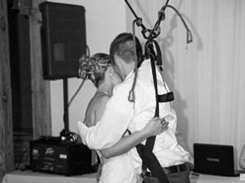 Belden aşağısı felç olan damattan geline güzel sürpriz