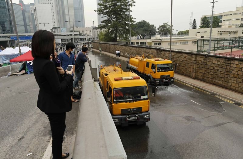 Hong Kong'da gösteri alanları boşaltıldı