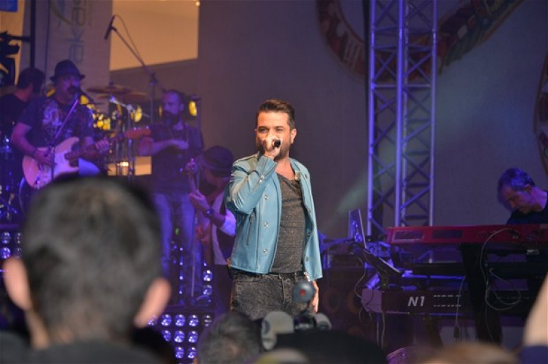 Kenan Doğulu göbek yaptı 