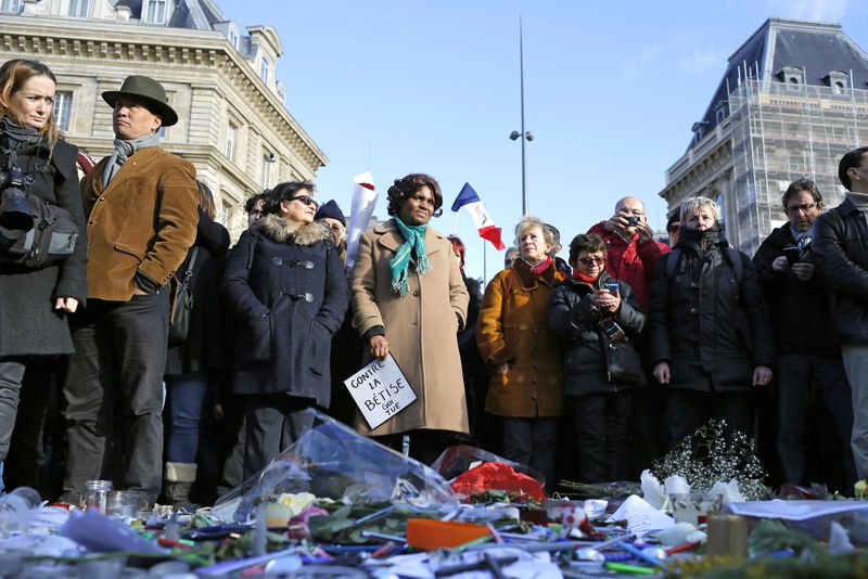 Paris'te binlerce kişi teröre karşı toplandı