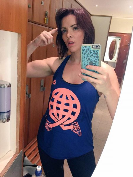 Ünlü sunucu Claira Hermet göğüslerine partiyle veda etti