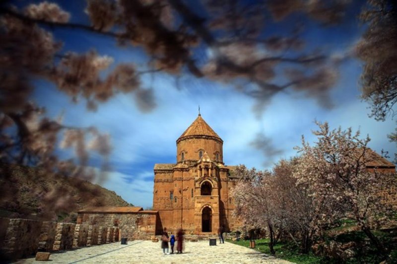 Akdamar Adası çiçekleriyle büyülüyor