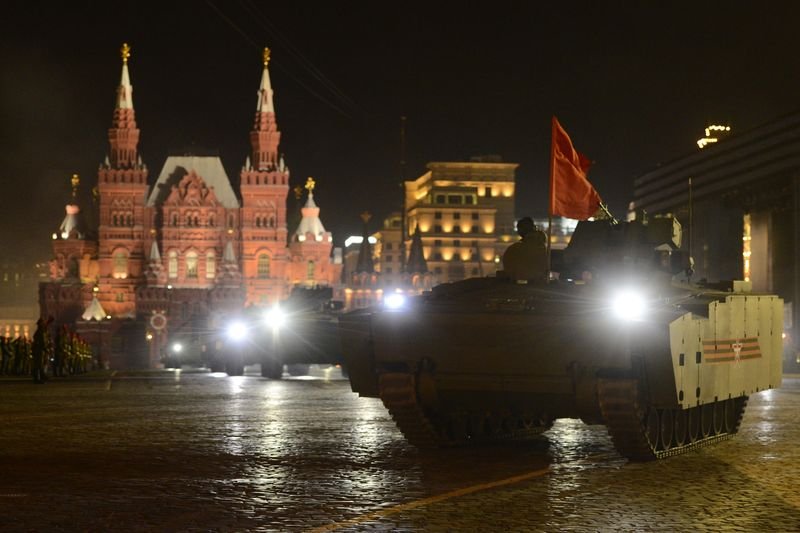 Rus tankları Kızıl Meydan'a indi