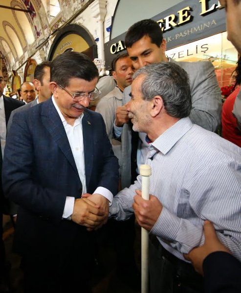 Davutoğlu İstanbul'da esnafı ziyaret etti