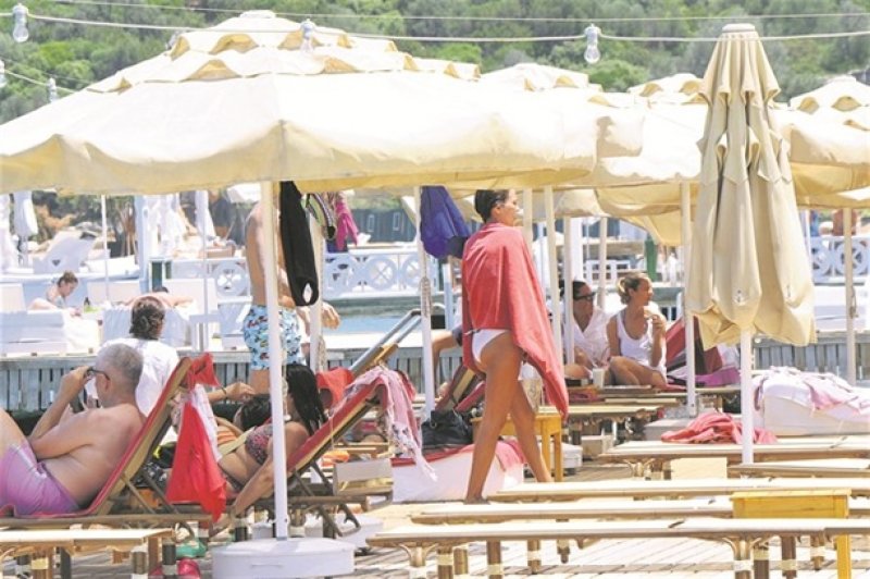 Demet Akalın Bodrum'da sezonu açtı 