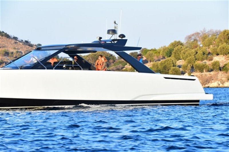 Sosyetik güzel Eda Taşpınar'dan kontrol bakışı