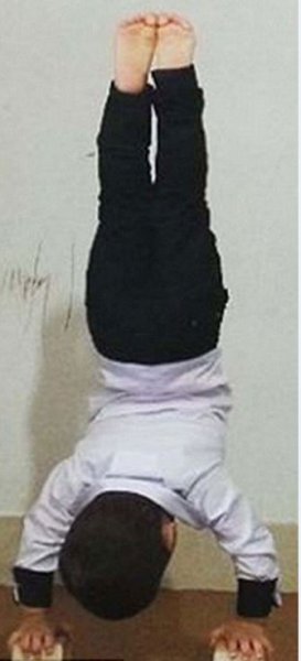 İki yaşındaki jimnastikçi çocuk yeteneğiyle şaşırtıyor