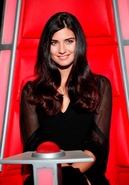 Tuba Büyüküstün çocuklarıyla okul yolunda