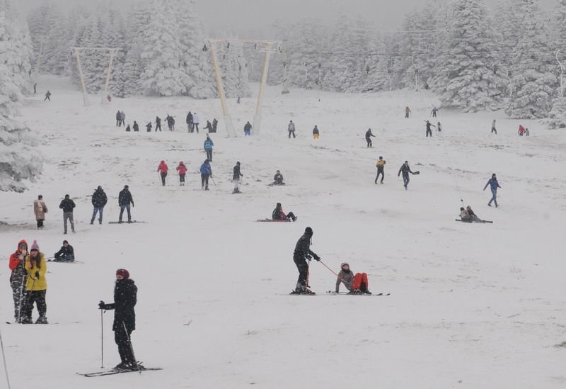 Uludağ'da pistler acemi kayakçılarla doldu