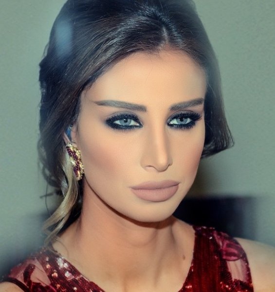 44. Anabella Hilal, Model ve TV oyuncusu, Lübnan'dan. 