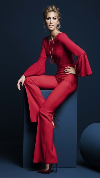 Çağla Şıkel genç mankenlere taş çıkarıyor 