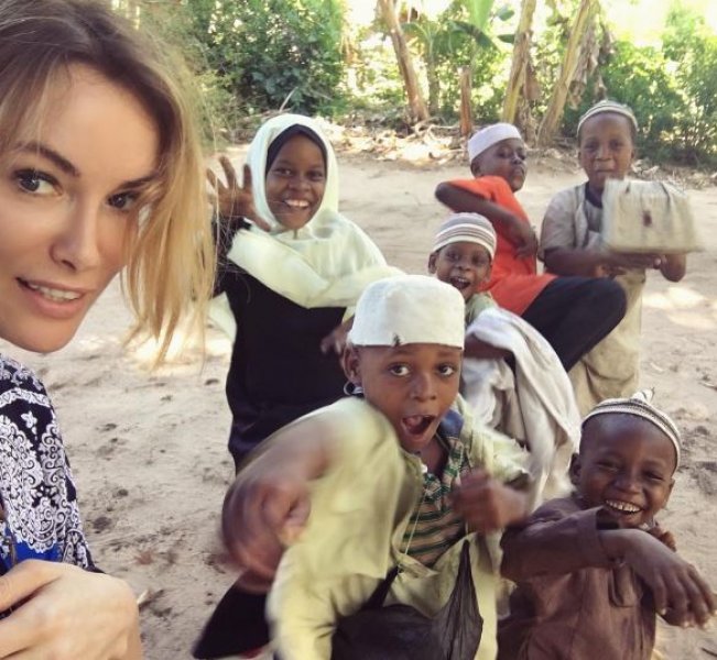Gamze Özçelik kendini Afrikalı çocuklara adadı
