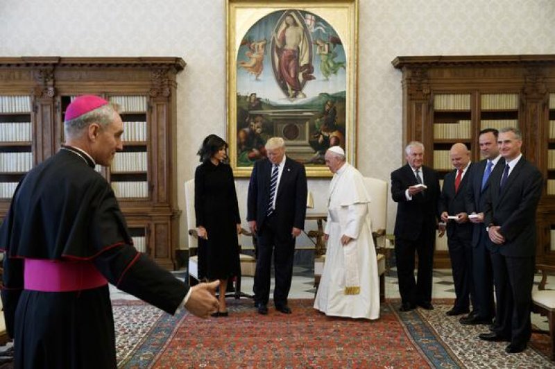 Arabistan'da başını açan First Lady  Vatikan'da kapattı