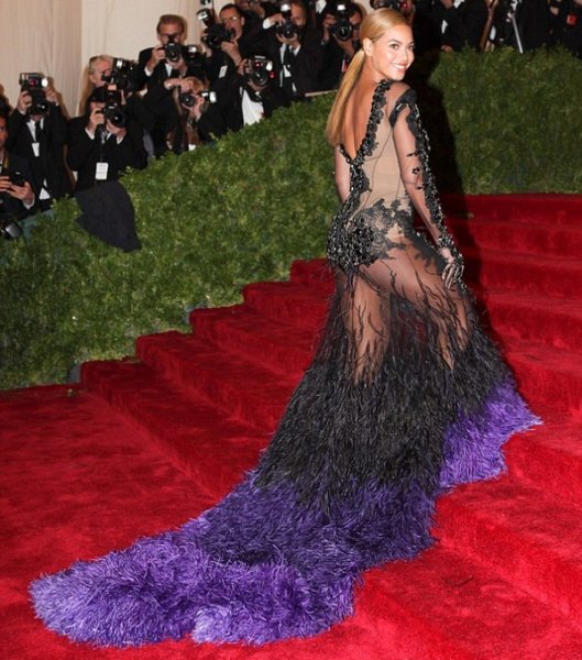 Ünlü şarkıcı Beyonce’den 120 bin kişilik su kuyusu sözü