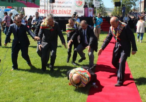 Devlet Bahçeli halıya takılıp düştü