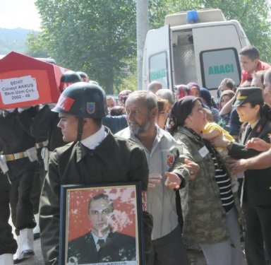 Şehit oğlu yürek parçaladı