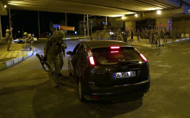 Asker Diyarbakır sokaklarında asayiş sağladı