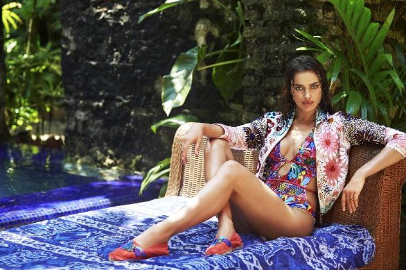 Irina Shayk şeffaf gelinlikle podyumda