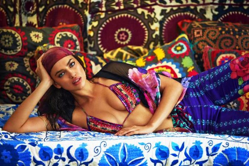 Irina Shayk şeffaf gelinlikle podyumda