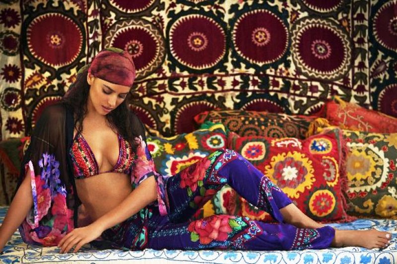 Irina Shayk şeffaf gelinlikle podyumda