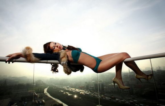 Asena'dan göğüs şov