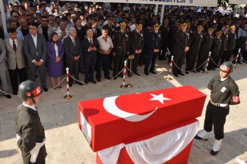 Kadın vekil şehit cenazesinde saf tuttu