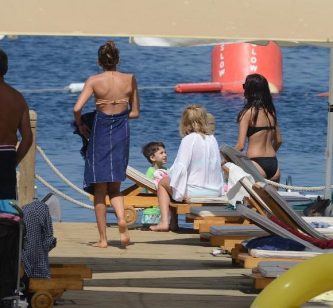 Rafet El Roman ailesi ile tatilde 