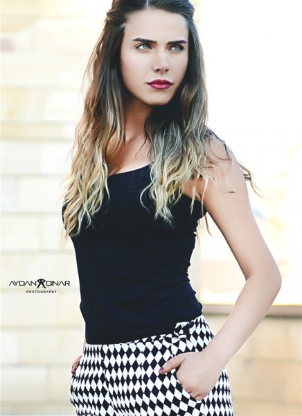 Yılanların Öcü’nün iki güzeli iyi anlaşıyor 