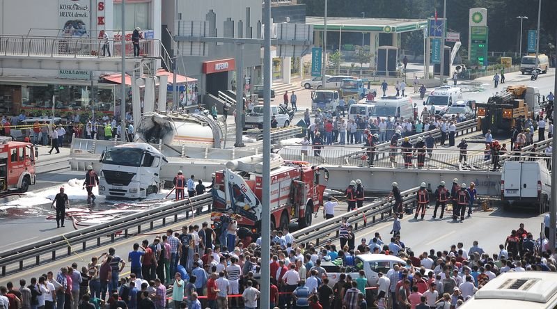 Avcılar'da E-5 üzerinde bir üst geçit çöktü