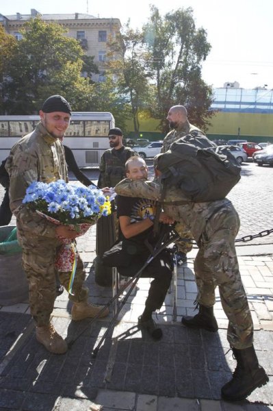 Gönüllü Azov taburu Doğu Ukrayna'dan döndü