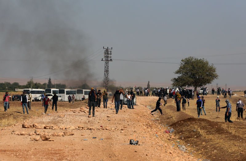 Kobani'ye gitmek isteyen grup askerle çatıştı