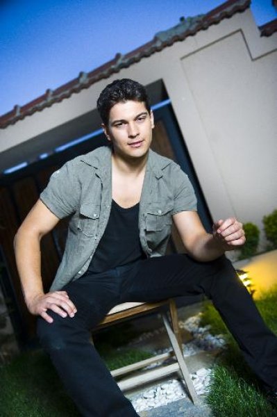 Model ve oyuncu Çağatay Ulusoy yeni yaşını kutladı 