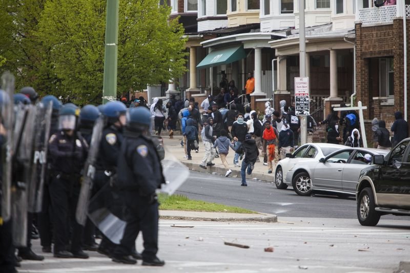 Baltimore'da marketler yağmalandı