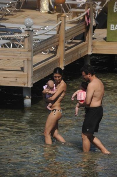 Tuba Büyüküstün ailece kahvaltıda