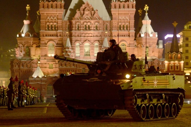 Rus tankları Kızıl Meydan'a indi