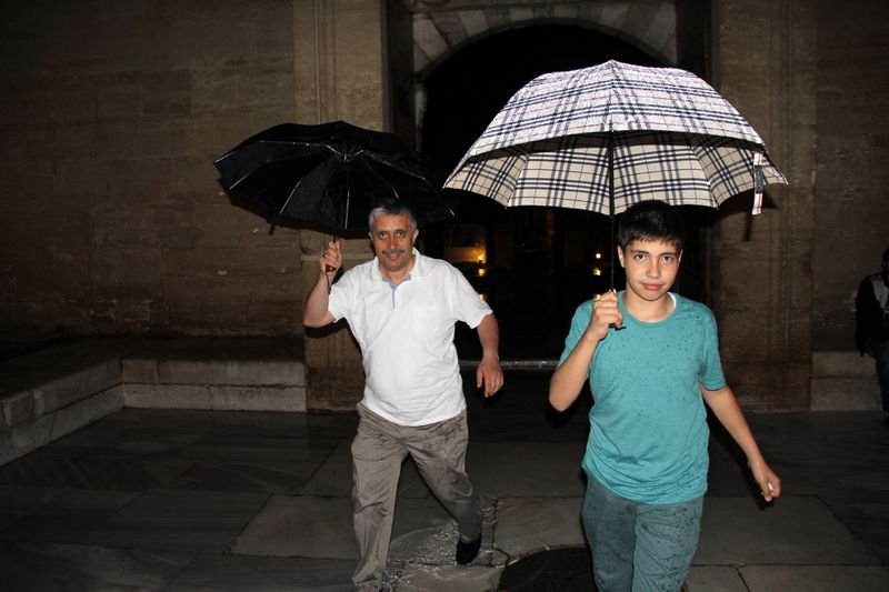 İlk teravih namazı kılındı