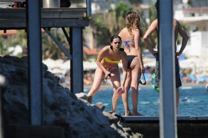 Özge Özpirinçci sudan çıkmadı