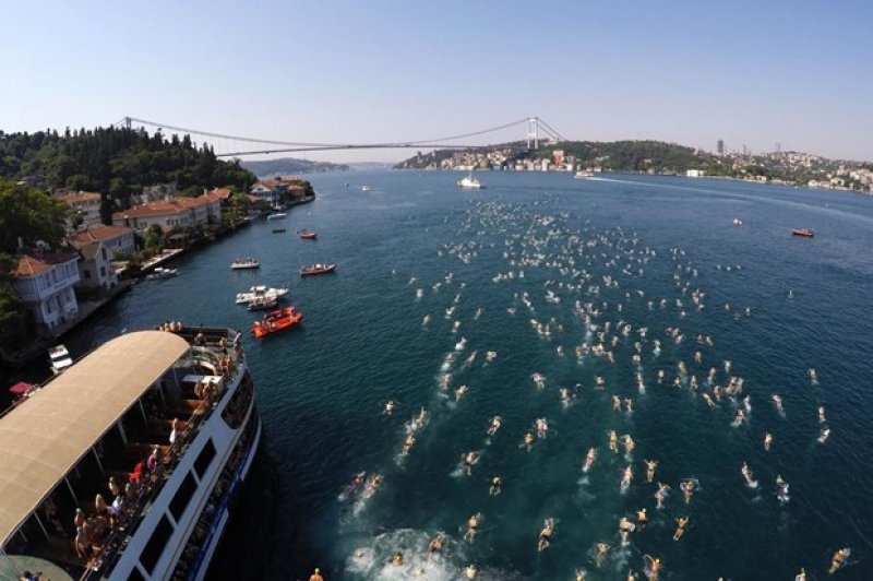İstanbul Boğazı'nda yüzme şöleni