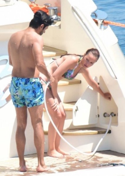 Fahriye Evcen'den Kara Sevda setine baskın