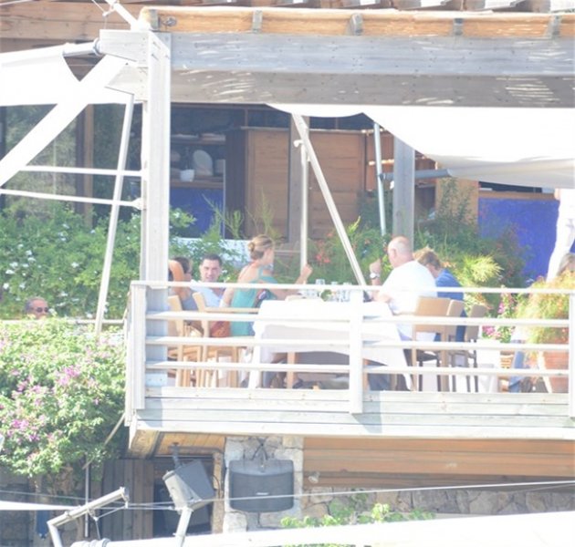 Sosyetik güzel Eda Taşpınar'dan kontrol bakışı