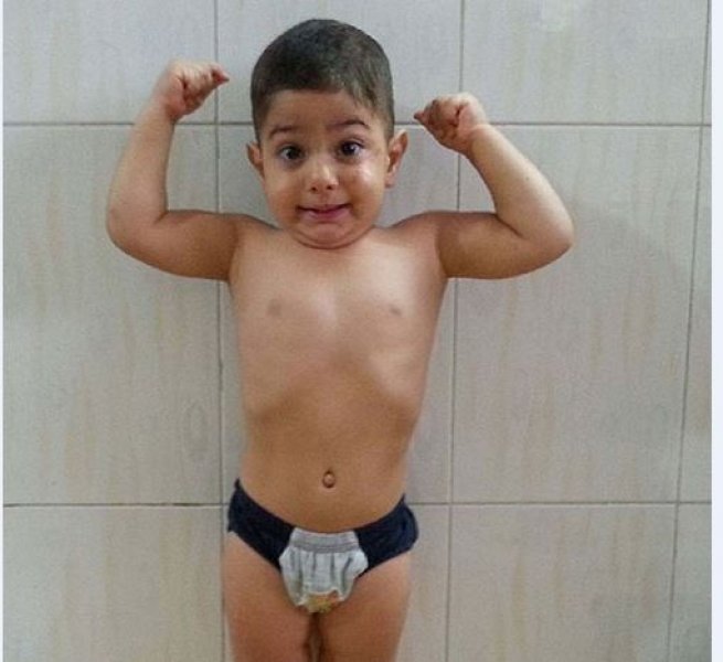 İki yaşındaki jimnastikçi çocuk yeteneğiyle şaşırtıyor