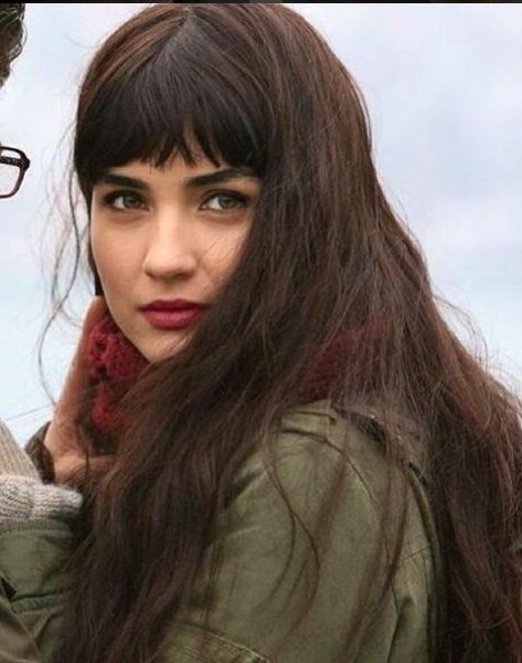 Tuba Büyüküstün çocuklarıyla okul yolunda